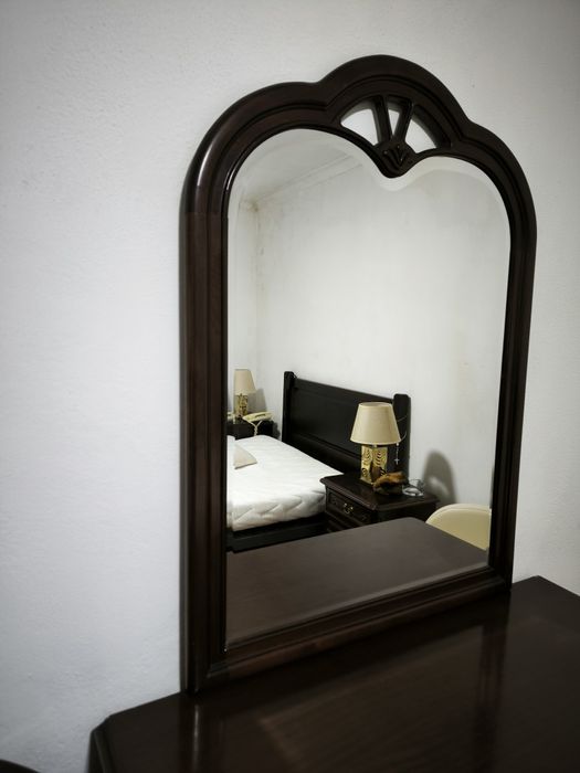 Mesas cabeceira+Cómoda+ Espelho em Mogno