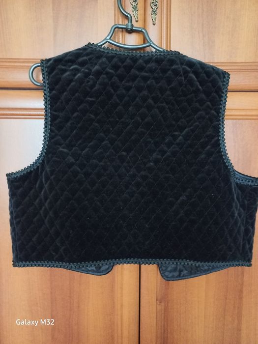 Оксамитовий жилет до вишиванки