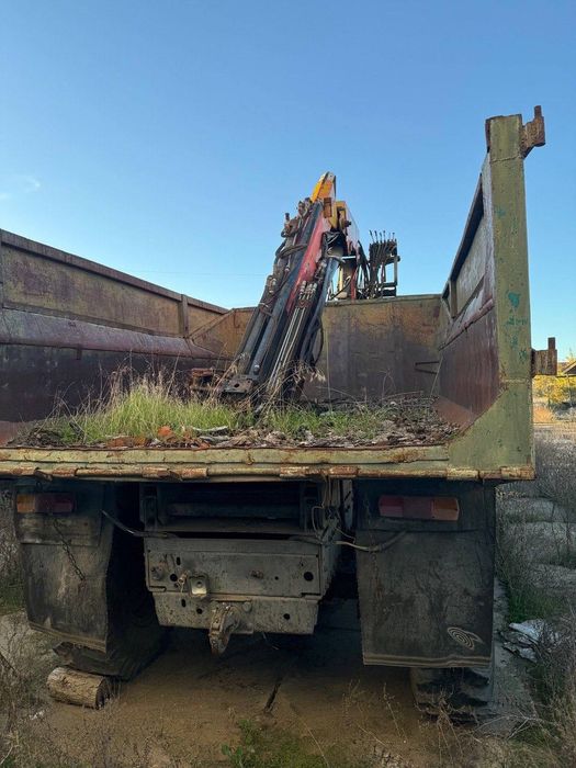 Урал 4320 самоскид з краном-маніпулятором (КМУ).