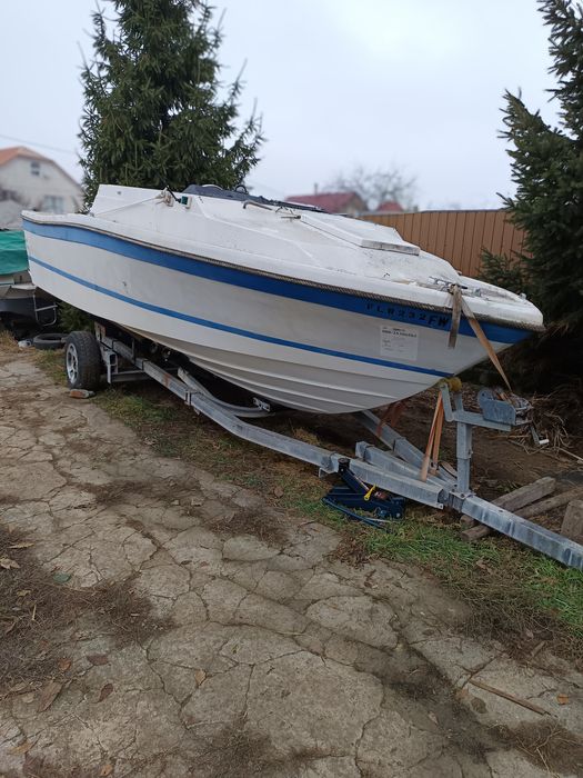 Катер Bayliner каютный