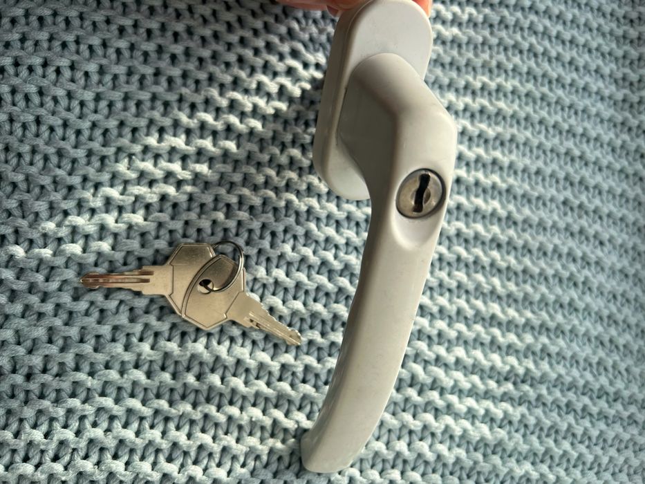 Ручка с замком для металопластикових вікон дверей