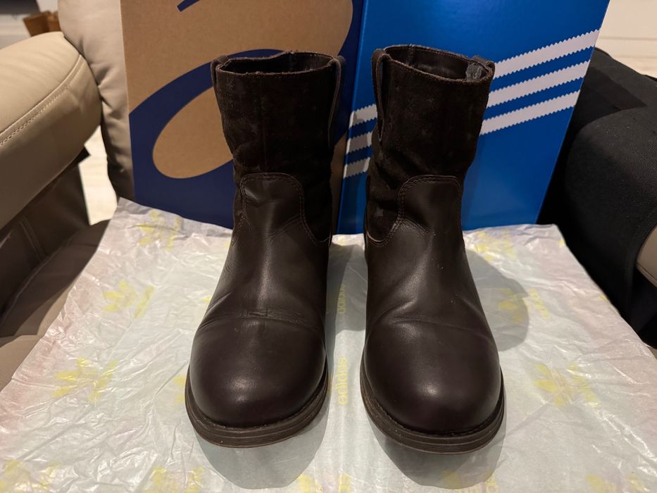 Botas de pele e camurça