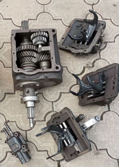 Крышки коробки роздатки Уаз,вилки Кпп,помпы,кулисы,рычаги,муфты,штоки.