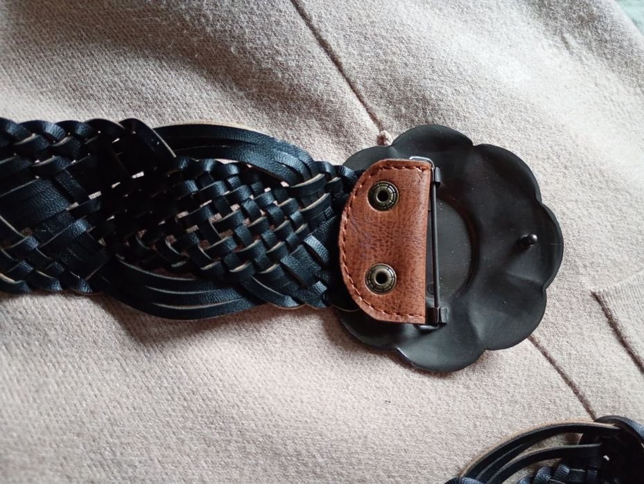 Pleciony pasek z dużą klamrą w stylu Boho