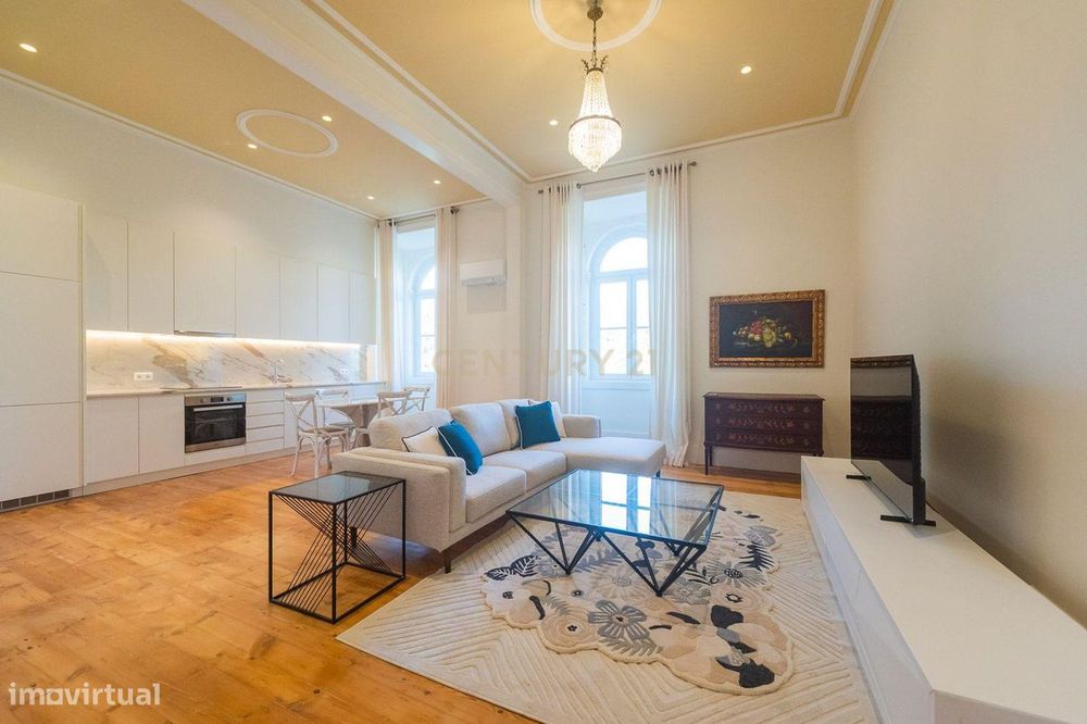 Elegante Apartamento T2 c/ 2 suites | Totalmente Remodelado e Equipado