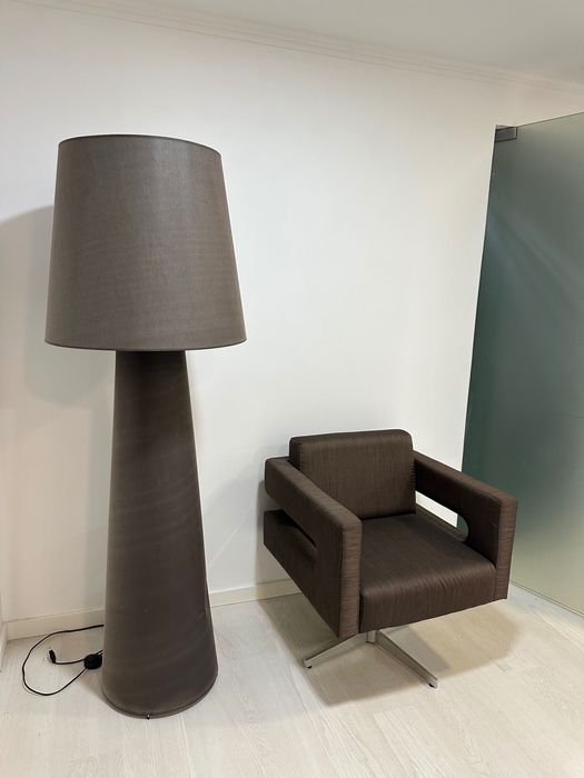 Conjunto decoração cadeirão com candeeiro