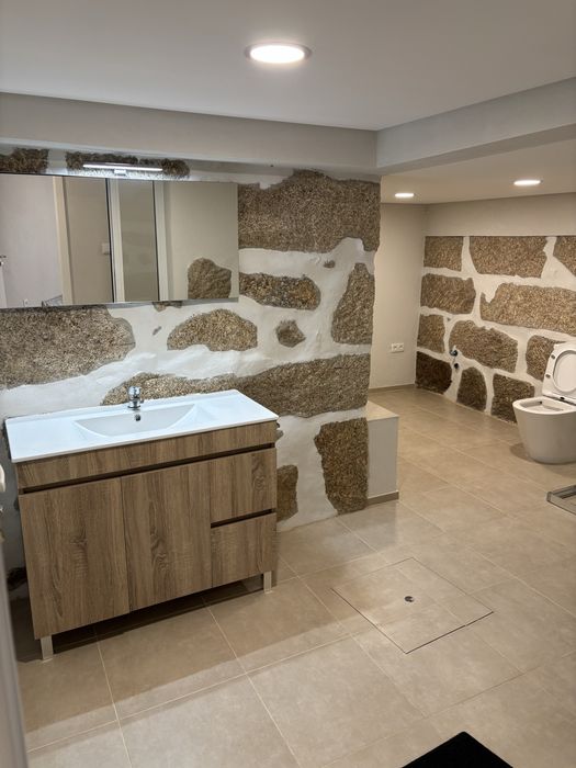 Alugo t2 em cravelas de baixo 8 km de vila real