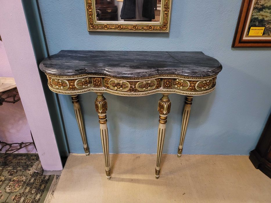 Credencia antiga em madeira com tampo em pedra