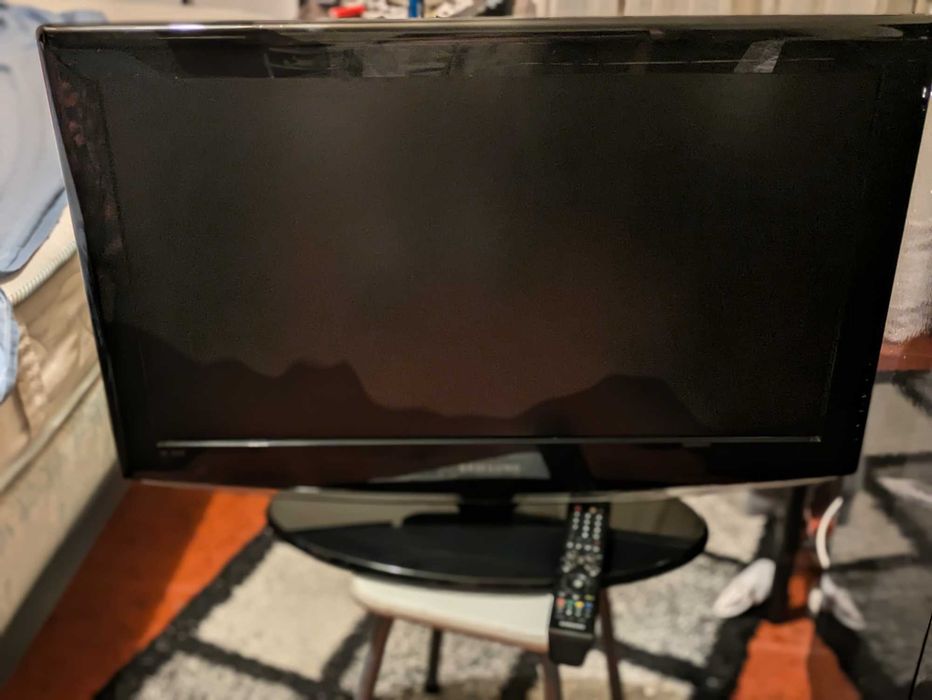 vendo LCD SAMSUNG nova c. comando + DVD AEG novo c comando