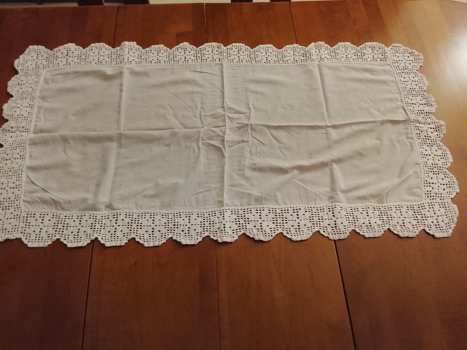 Naperon em linho e crochê feito á mão