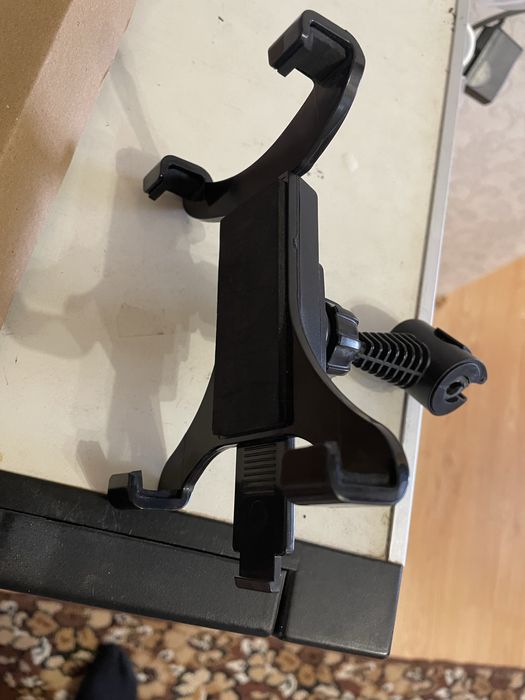 Кріплення для планшету на підголовник