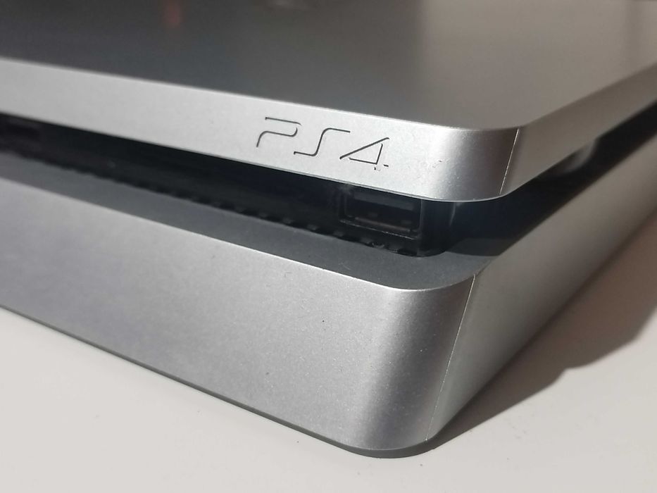 PLAYSTATION 4 SLIM 500GB c/ 2 comandos