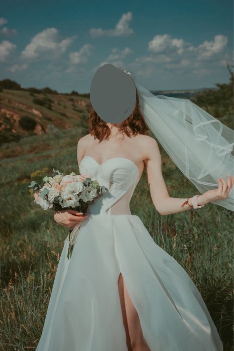 Весільна сукня корсетна Rozmarini з рукавами та крильцями знімними