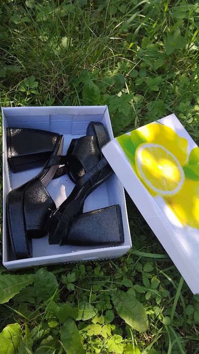У продажі каблучки.