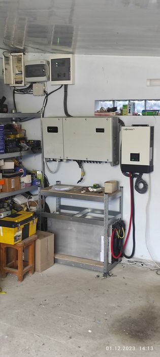 Сонячні панелі , інвертори , акумулятори, кабель . Монтаж .