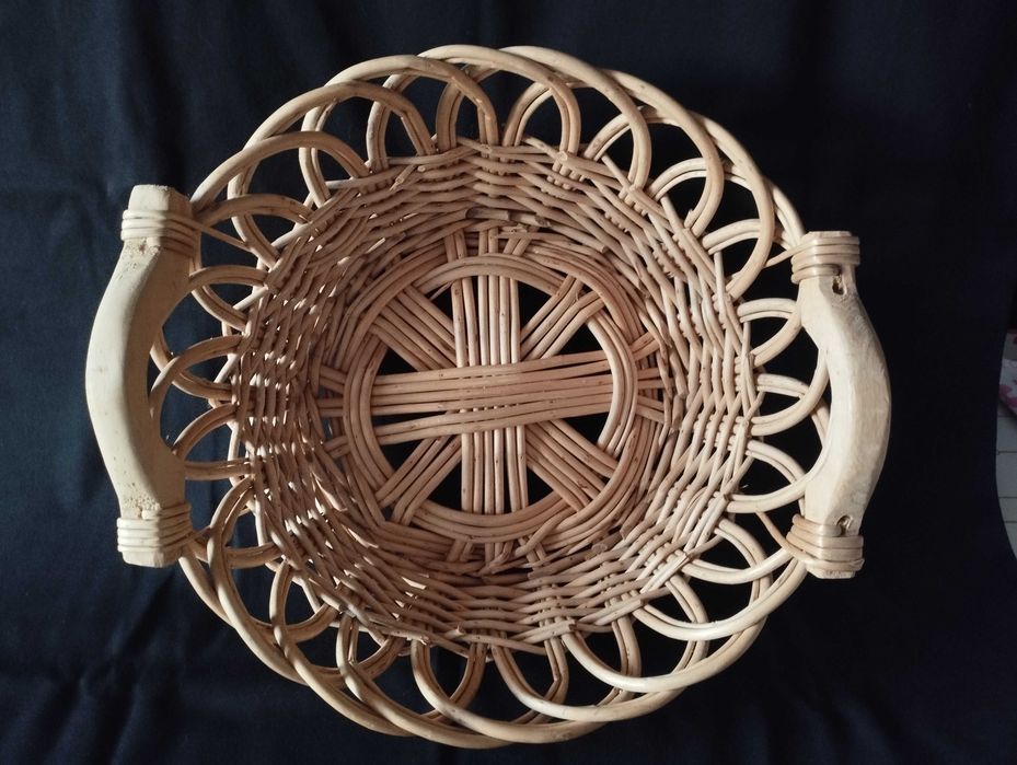 Conjunto de dois cestos em vime com um design artesanal e rústico