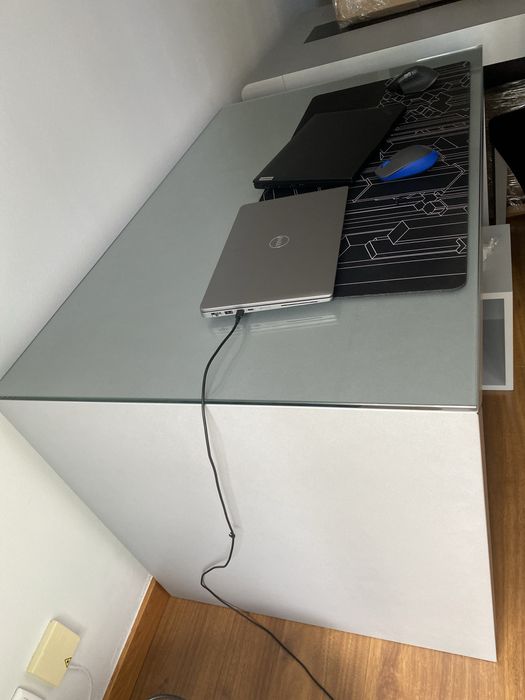 Secretária madeira maciça para venda.