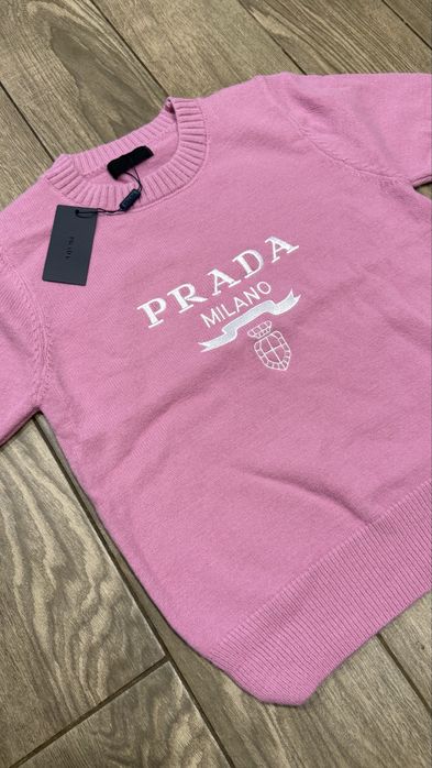 Стильна футболка прада на знижці