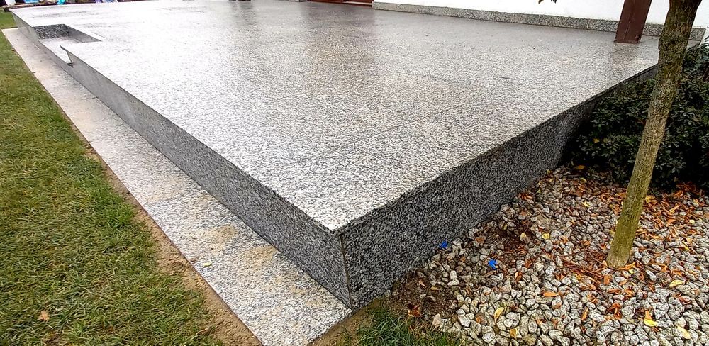 Montaż:Taras,schody, parapet: granit: