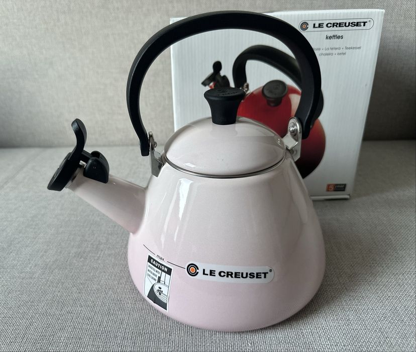 Le Creuset - różowy czajnik