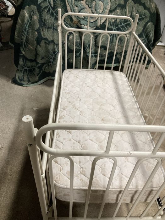 Cama para bébe com colchão em bom estado