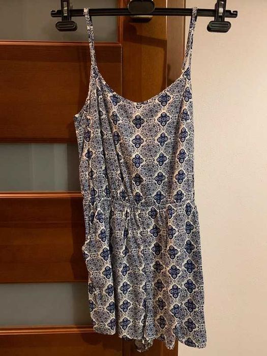 niebieski kombinezon na ramiączkach