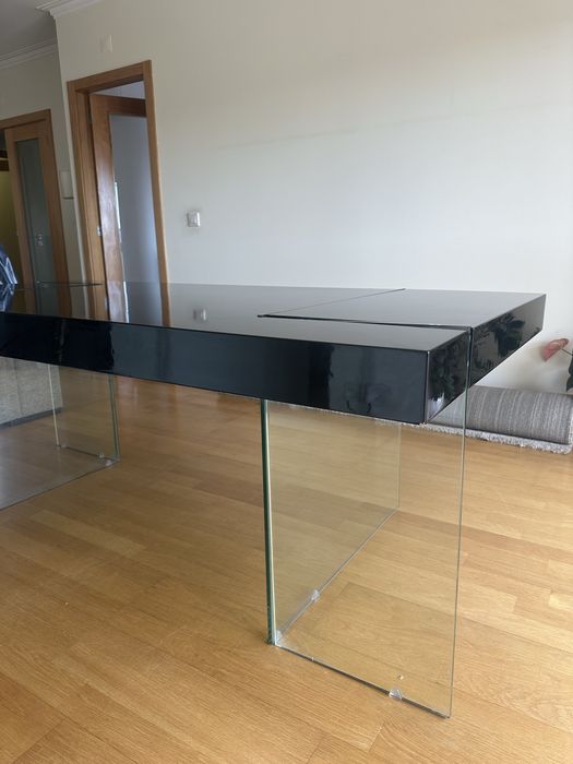 Mesa de Jantar Lacada Preta com Pés em Vidro