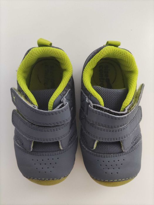 Sapatilhas e sapatos criança