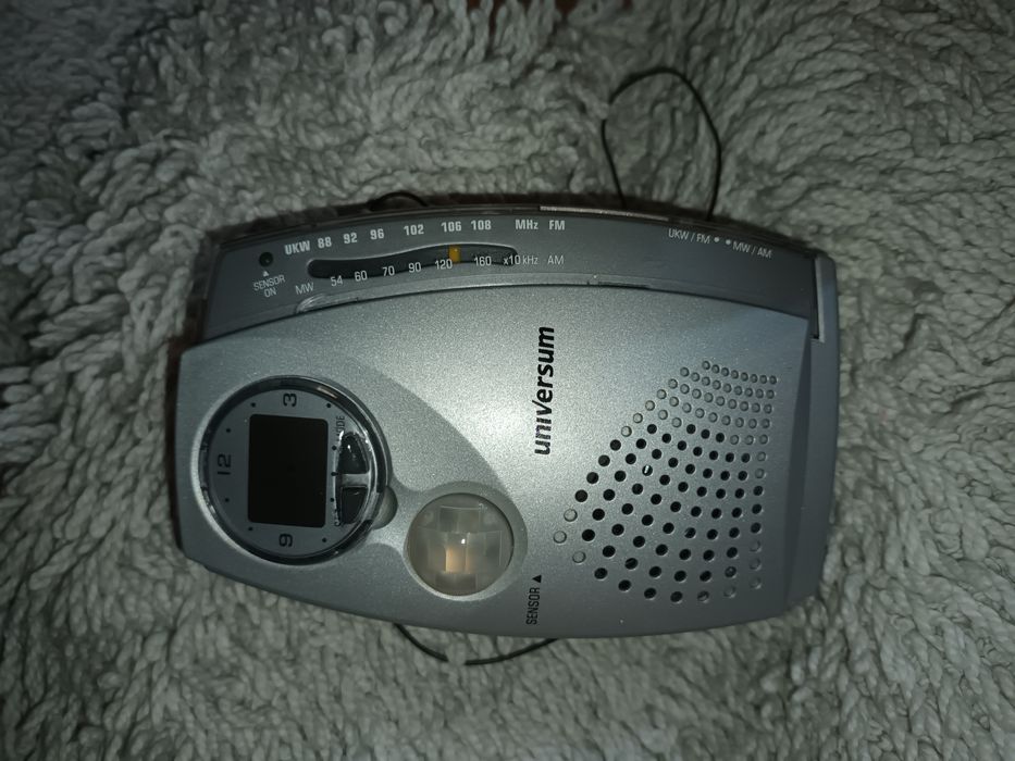 radio z zegarem i czujnikiem ruchu