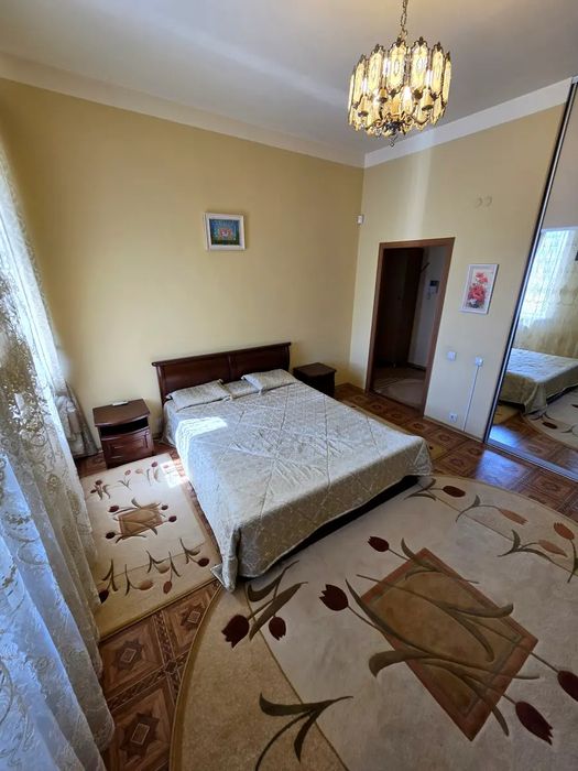 Продаж 2 кімнатна  сталінка Центр,  автономка,ліфт