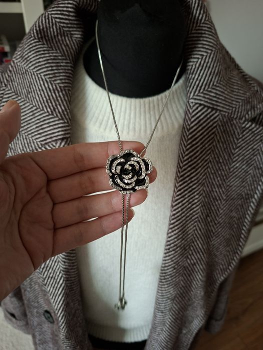 Nowy naszyjnik z efektowną różą
