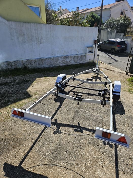 Reboque / atrelado para barco 5.5m ou 6m