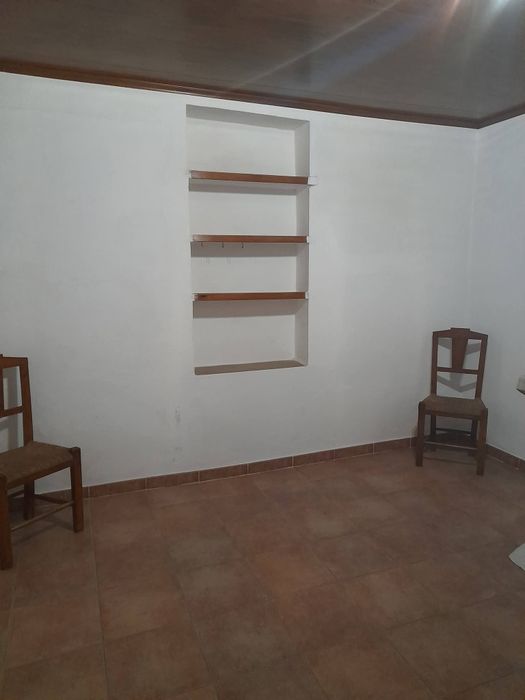 Moradia rés -do-chão com anexo de 2 pisos