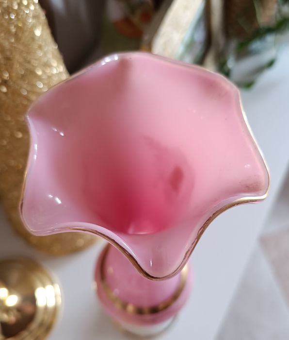 Uma imponente jarra rosa opalescente, com sua abertura rendada