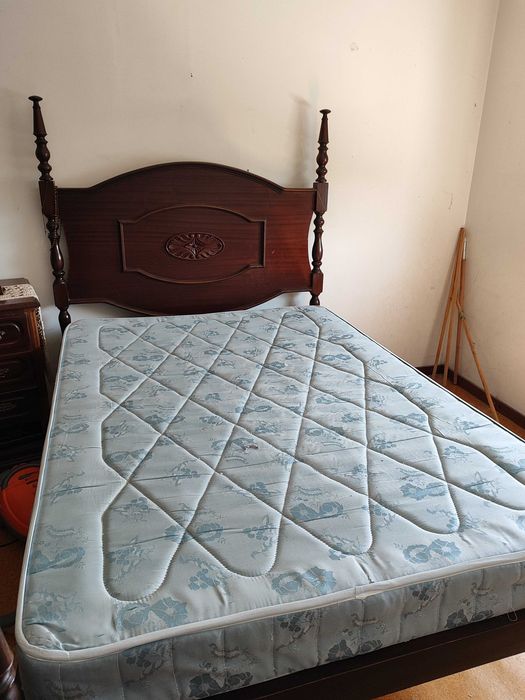 Cama com colchão e roupeiro
