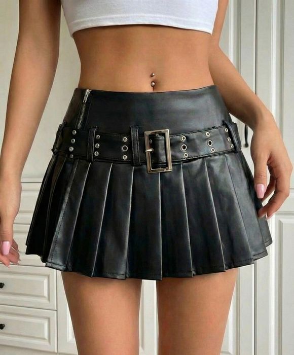 Чорна шкіряна міні-юбка  з шортами, розмір М