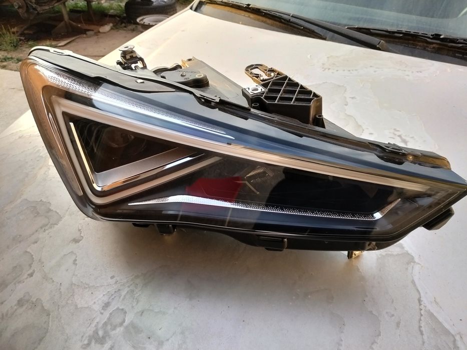Ótica  Seat Leon lado direito (kl8 sporstourer) full led