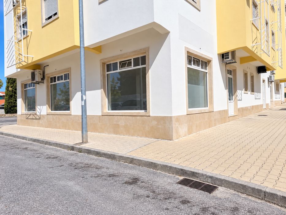 Espaço Comercial para Arrendamento – Torre da Marinha |m