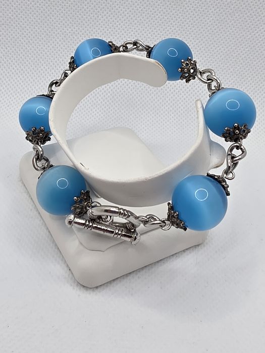 Bransoletka z niebieskimi koralikami typu "kocie oko" i zapięciem togg