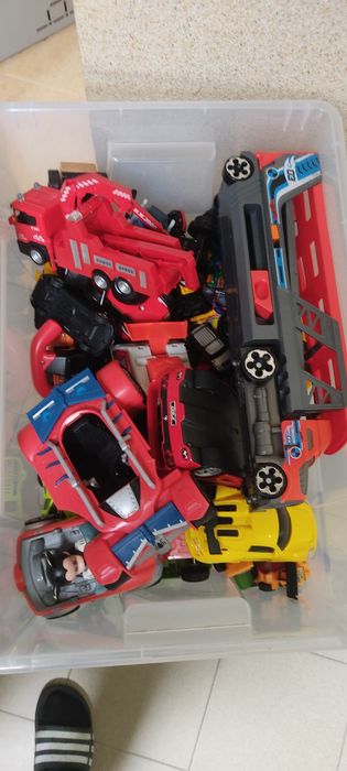 Caixa de carros hotwheels e outros