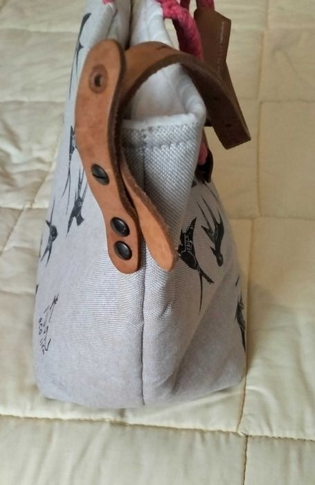 Mala em linho com andorinhas