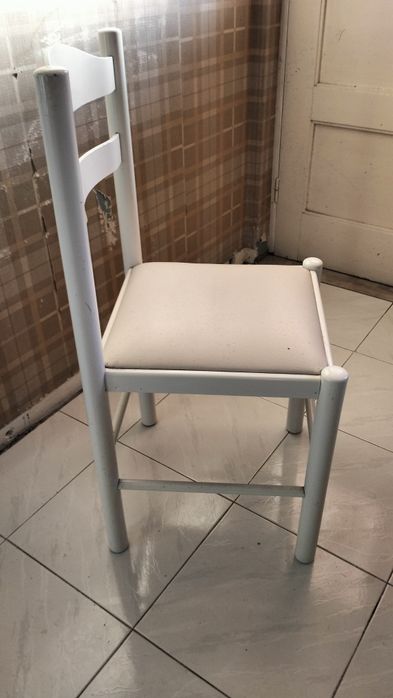 3 Cadeiras e 1 banco em madeira lacada a branco