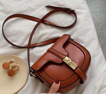 Modna listonoszka  na  lato