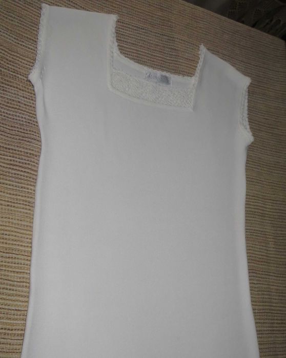 Camisola Pérola decote orlado croché e pérolas - Tam - M/L - Como Nova