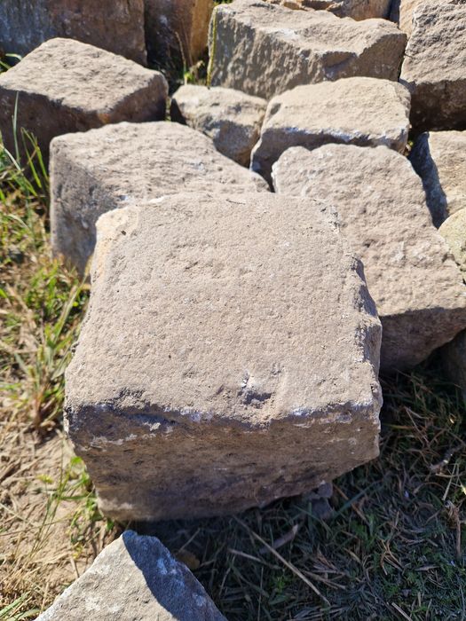 Kostka granitowa duża 20 cm+ z rozbiórki – 250 zł/t