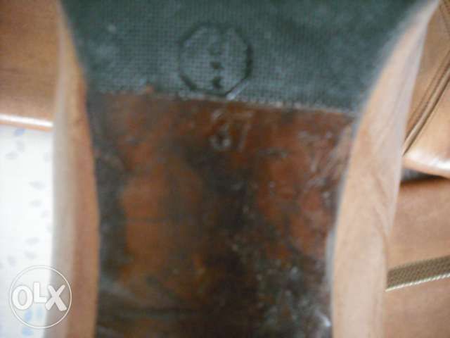 Botas castanhas de cabedal