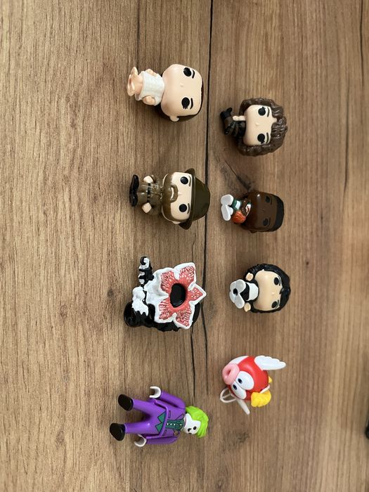 Фігурки персонажів з фільму дивні дива та інші.