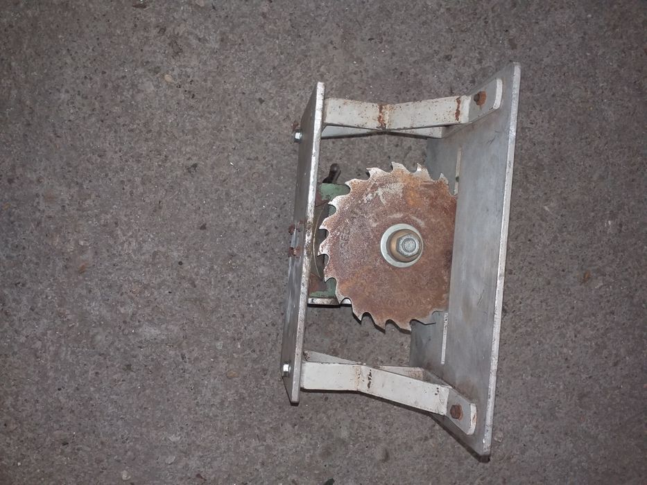 Mesinha com disco de cortar madeira.