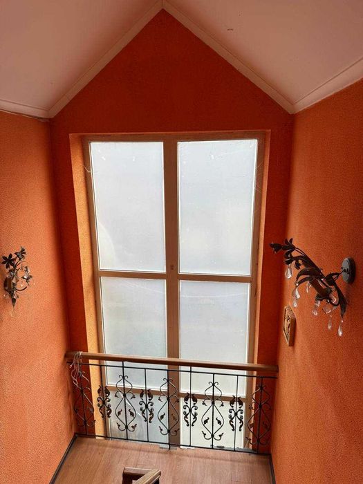 Гарний просторий будинок у передмісті Одеси