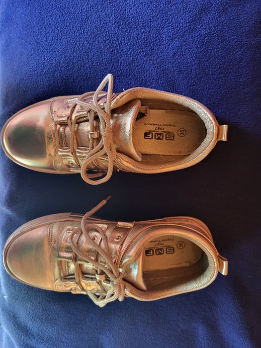 Ténis dourado da SMF 36